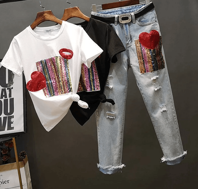 סט מושלם של ג'ינס ארוך עם פייטים וחולצת טריקו בדוגמא זהה ללוק נשי בולט - לה איסלה 