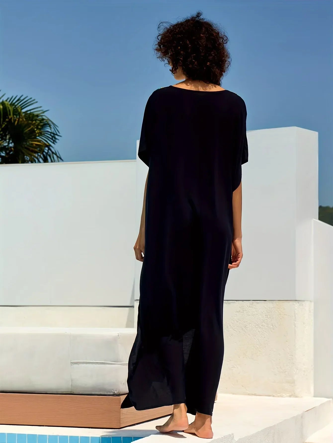 גלביה מרהיבה של מעצב איטלקי בגימור ריקמה אתנית ללוק נשי מתפרץ