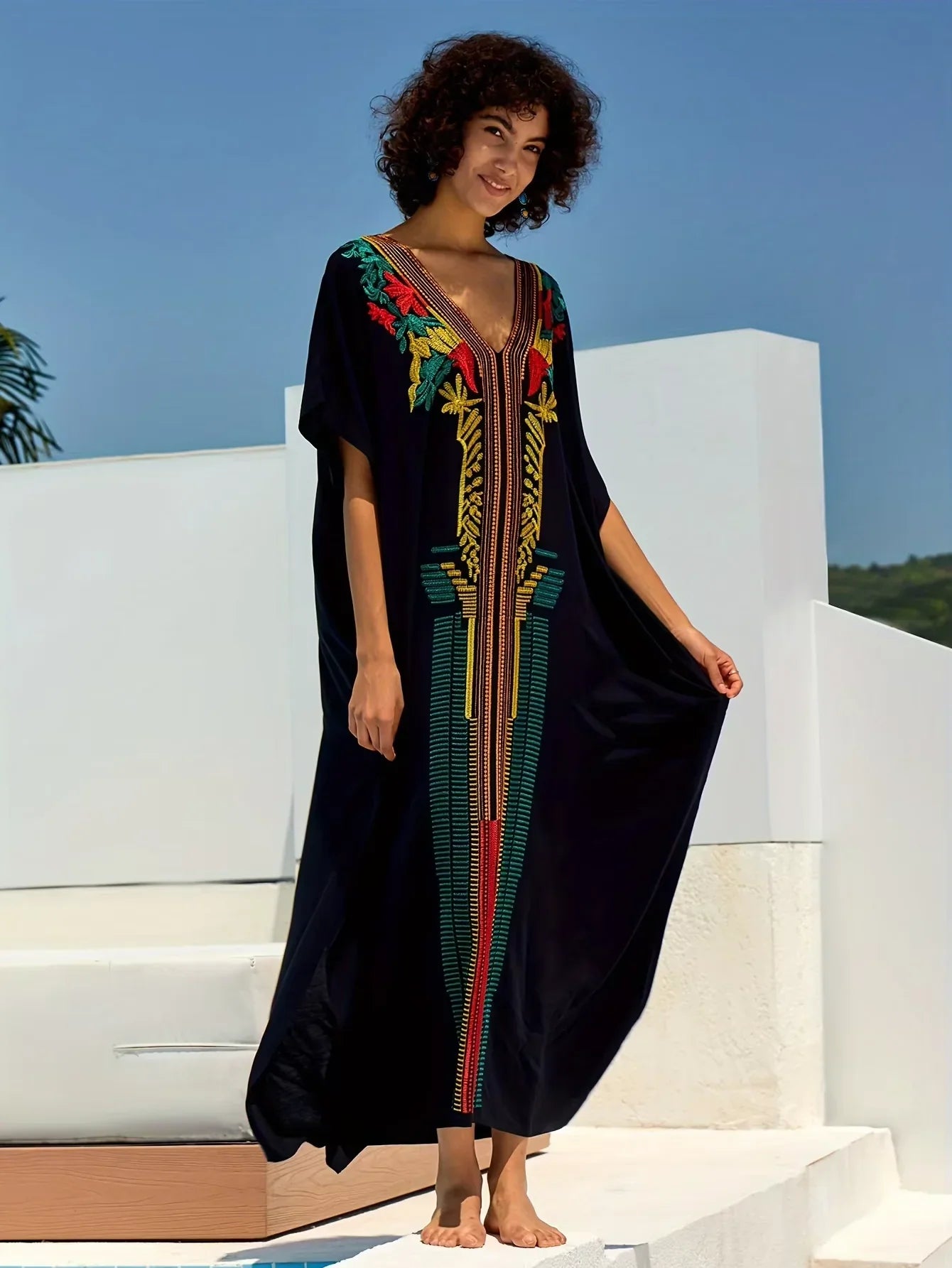 גלביה מרהיבה של מעצב איטלקי בגימור ריקמה אתנית ללוק נשי מתפרץ