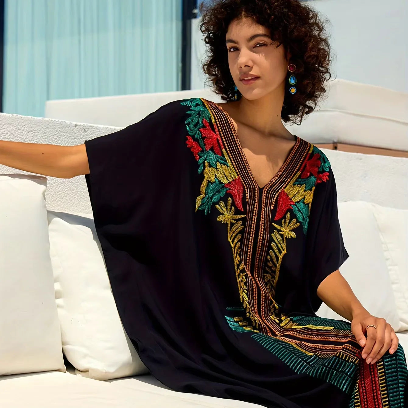 גלביה מרהיבה של מעצב איטלקי בגימור ריקמה אתנית ללוק נשי מתפרץ