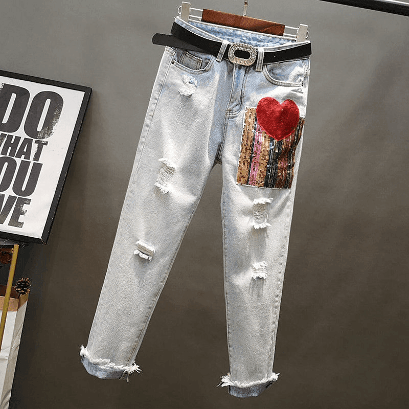 סט מושלם של ג'ינס ארוך עם פייטים וחולצת טריקו בדוגמא זהה ללוק נשי בולט - לה איסלה