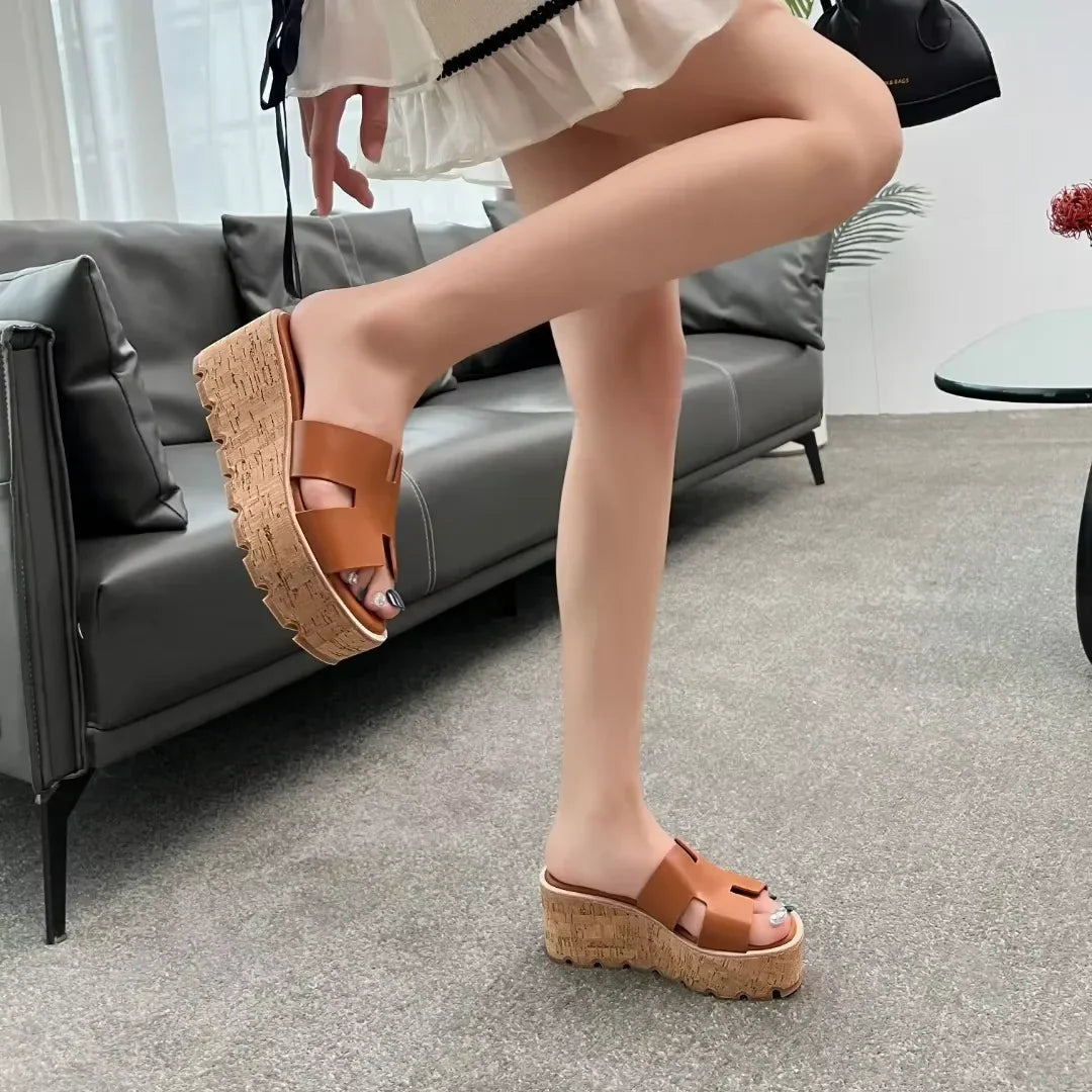 כפכף פלטפורמה בגימור עור איטלקי ללוק נשי נועז ולהופעה קייצית משודרגת