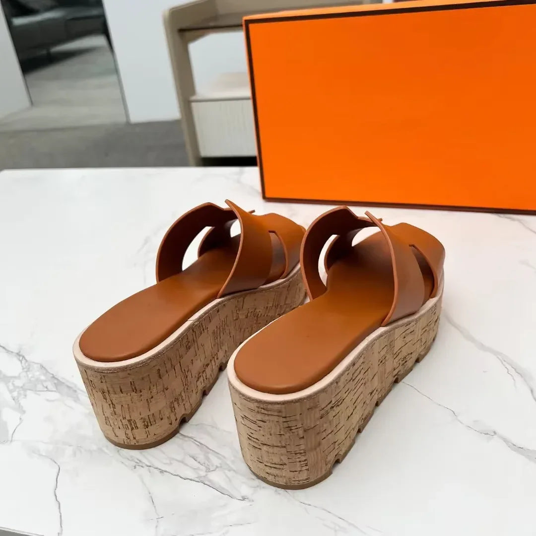 כפכף פלטפורמה בגימור עור איטלקי ללוק נשי נועז ולהופעה קייצית משודרגת