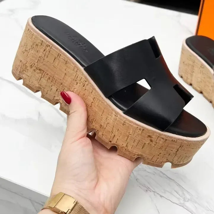 כפכף פלטפורמה בגימור עור איטלקי ללוק נשי נועז ולהופעה קייצית משודרגת