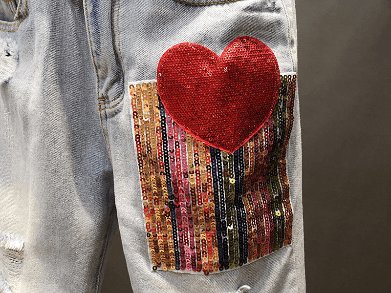 סט מושלם של ג'ינס ארוך עם פייטים וחולצת טריקו בדוגמא זהה ללוק נשי בולט - לה איסלה