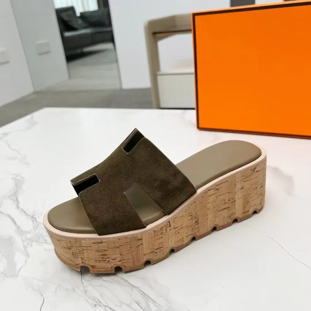 כפכף פלטפורמה בגימור עור איטלקי ללוק נשי נועז ולהופעה קייצית משודרגת