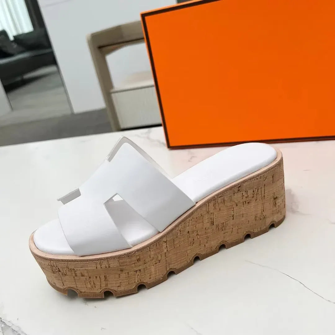 כפכף פלטפורמה בגימור עור איטלקי ללוק נשי נועז ולהופעה קייצית משודרגת