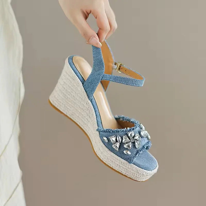 פלטפורמת סנדל של מעצב בגימור ג'ינס וזרקונים להופעה של אישה קייצית מדליקה
