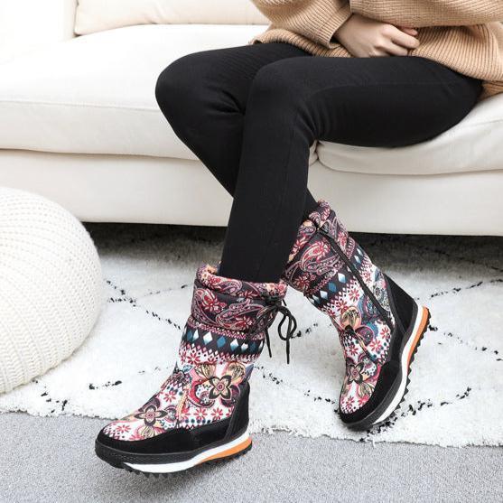 מגפי שלג חמות בשילוב הדפס ססגוני ובליווי בפרווה פנימית