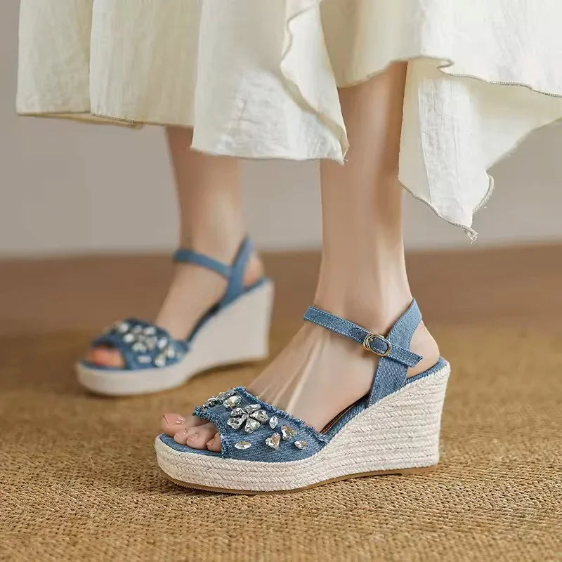 פלטפורמת סנדל של מעצב בגימור ג'ינס וזרקונים להופעה של אישה קייצית מדליקה
