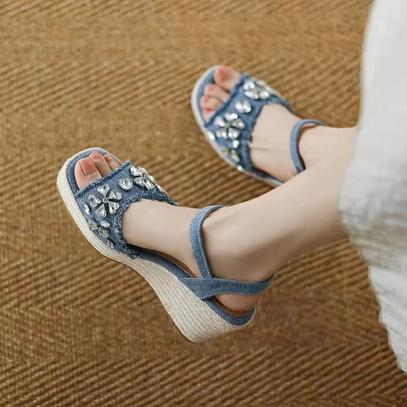 פלטפורמת סנדל של מעצב בגימור ג'ינס וזרקונים להופעה של אישה קייצית מדליקה