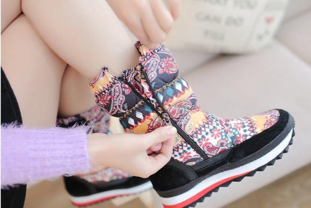 מגפי שלג חמות בשילוב הדפס ססגוני ובליווי בפרווה פנימית