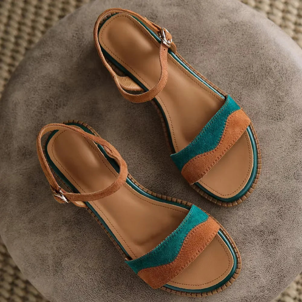 סנדל רטרו נמוך בגימור עור זמש מקורי ללוק נשי אופנתי ולהופעה מסחררת שלך