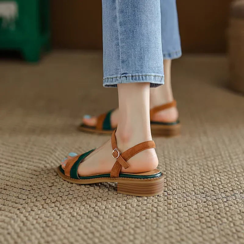 סנדל רטרו נמוך בגימור עור זמש מקורי ללוק נשי אופנתי ולהופעה מסחררת שלך