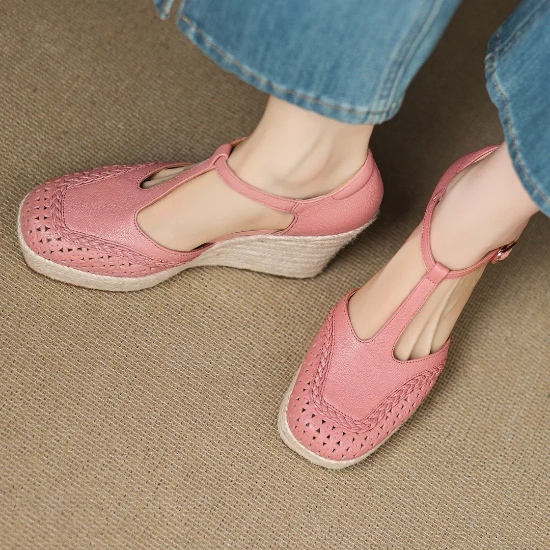 סנדל פלטפורמה איטלקי בגיזרת שזירה אופנתית ללוק שסגור מקדימה ולהופעה מרהיבה