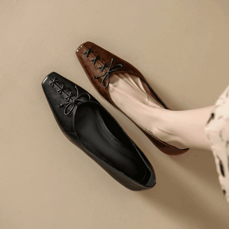 נעל בובה שפיצית מפורטוגל בגימור עיטורי קשירה מלהיבים להופעה נשית אלנגטית - לה איסלה