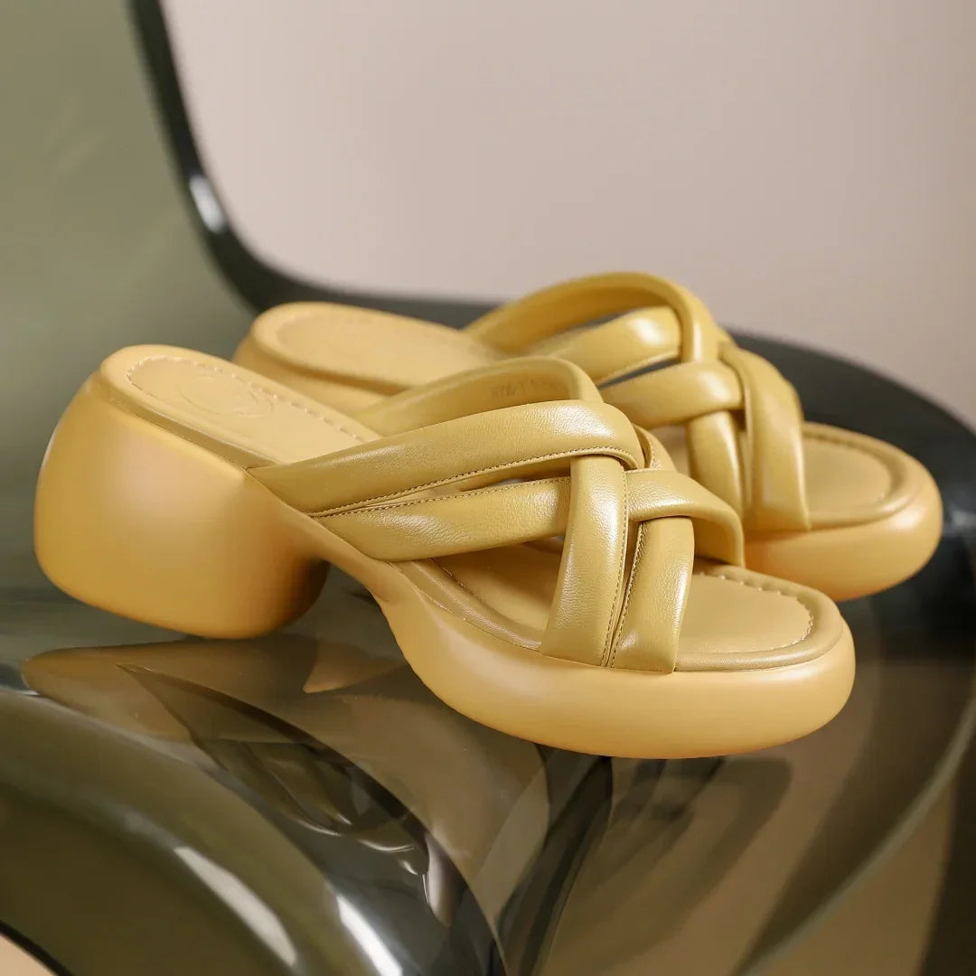 כפכף עור של מעצב בגימור נשי שנותן עיצוב יפה לכף רגל ללוק נשי בולט