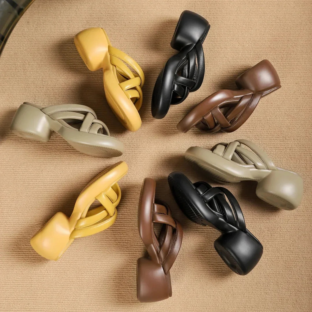 כפכף עור של מעצב בגימור נשי שנותן עיצוב יפה לכף רגל ללוק נשי בולט