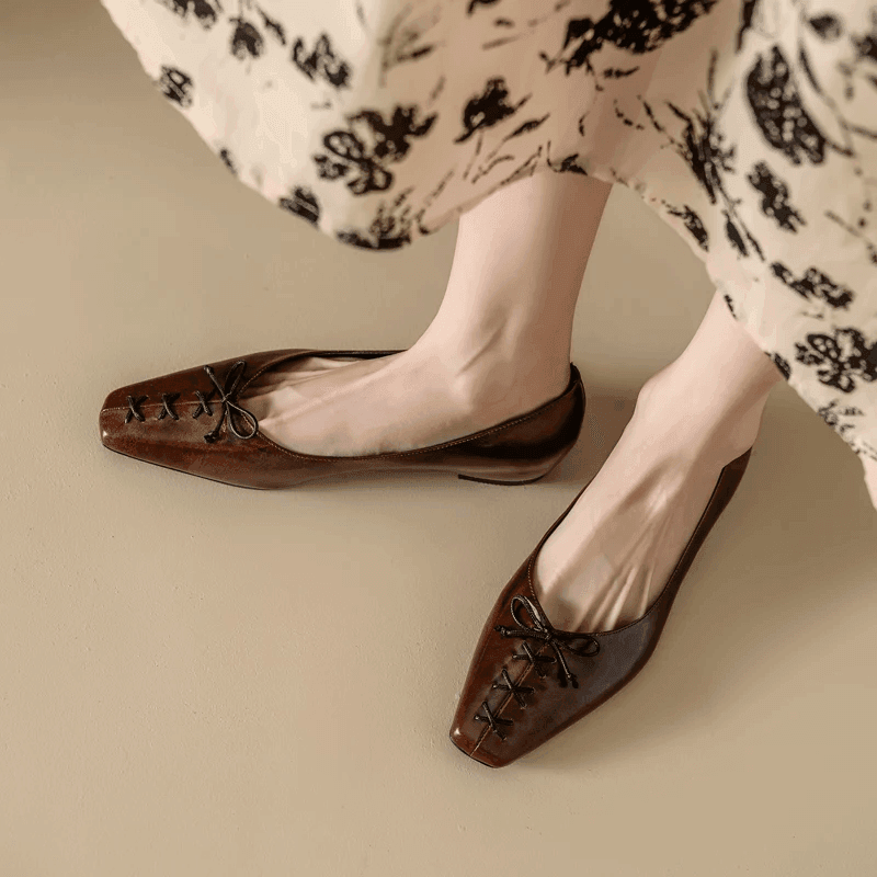 נעל בובה שפיצית מפורטוגל בגימור עיטורי קשירה מלהיבים להופעה נשית אלנגטית - לה איסלה