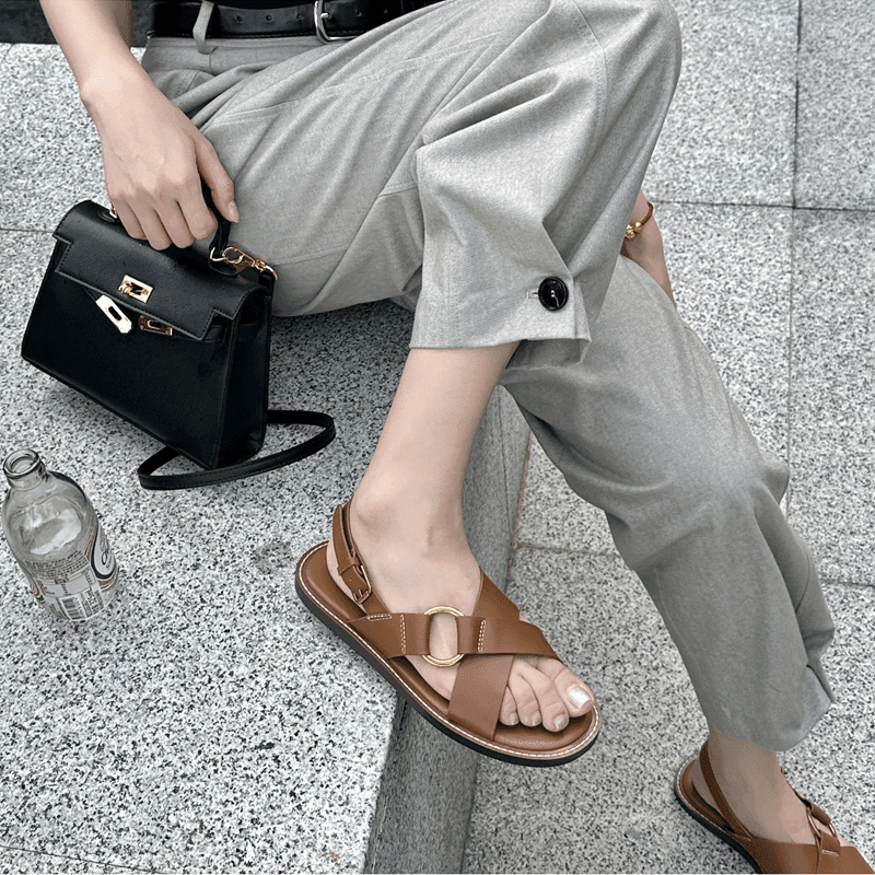 סנדל עור מקורי בגימור אירופאי של רצועות עם לולאה להופעה נשית מהפנטת - לה איסלה