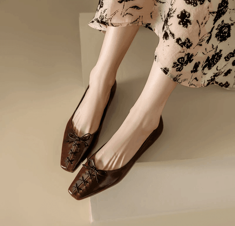 נעל בובה שפיצית מפורטוגל בגימור עיטורי קשירה מלהיבים להופעה נשית אלנגטית - לה איסלה