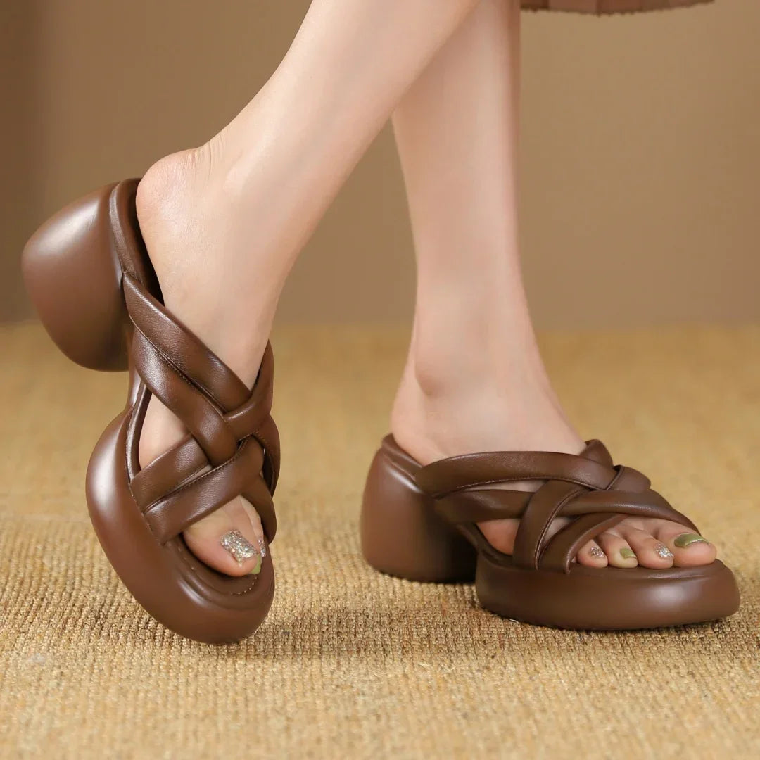 כפכף עור של מעצב בגימור נשי שנותן עיצוב יפה לכף רגל ללוק נשי בולט