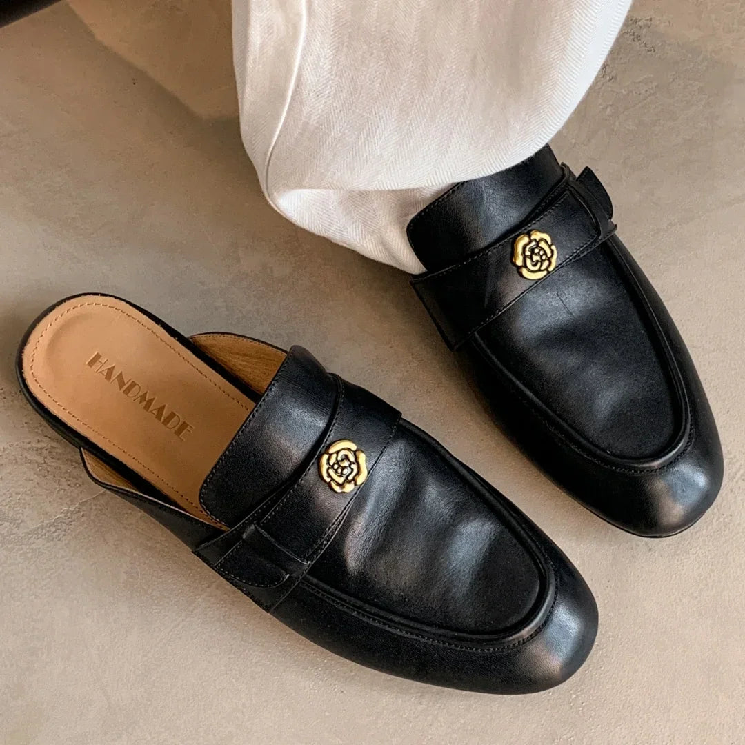 מוקסין ספרדי מהמם בגימור פרח ייחודי ללוק של אישה שיודעת להגיע למטרות שלה