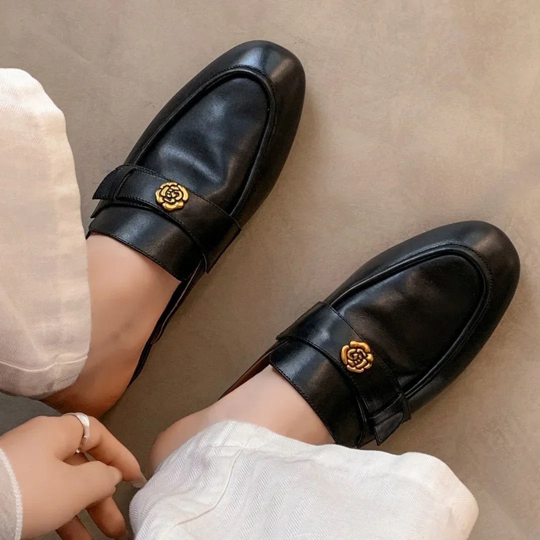 מוקסין ספרדי מהמם בגימור פרח ייחודי ללוק של אישה שיודעת להגיע למטרות שלה