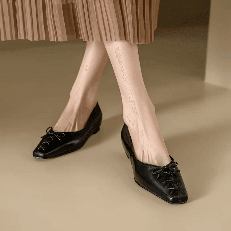 נעל בובה שפיצית מפורטוגל בגימור עיטורי קשירה מלהיבים להופעה נשית אלנגטית - לה איסלה