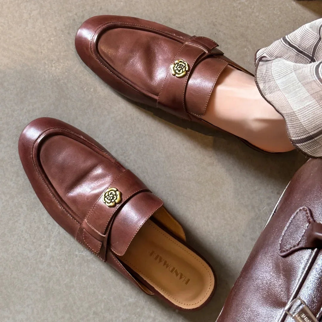 מוקסין ספרדי מהמם בגימור פרח ייחודי ללוק של אישה שיודעת להגיע למטרות שלה