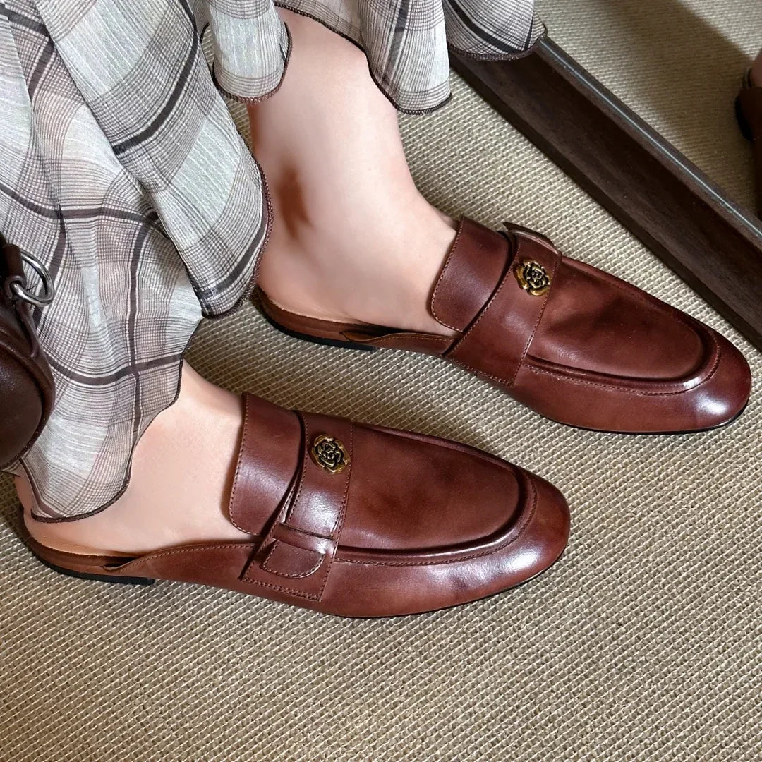 מוקסין ספרדי מהמם בגימור פרח ייחודי ללוק של אישה שיודעת להגיע למטרות שלה