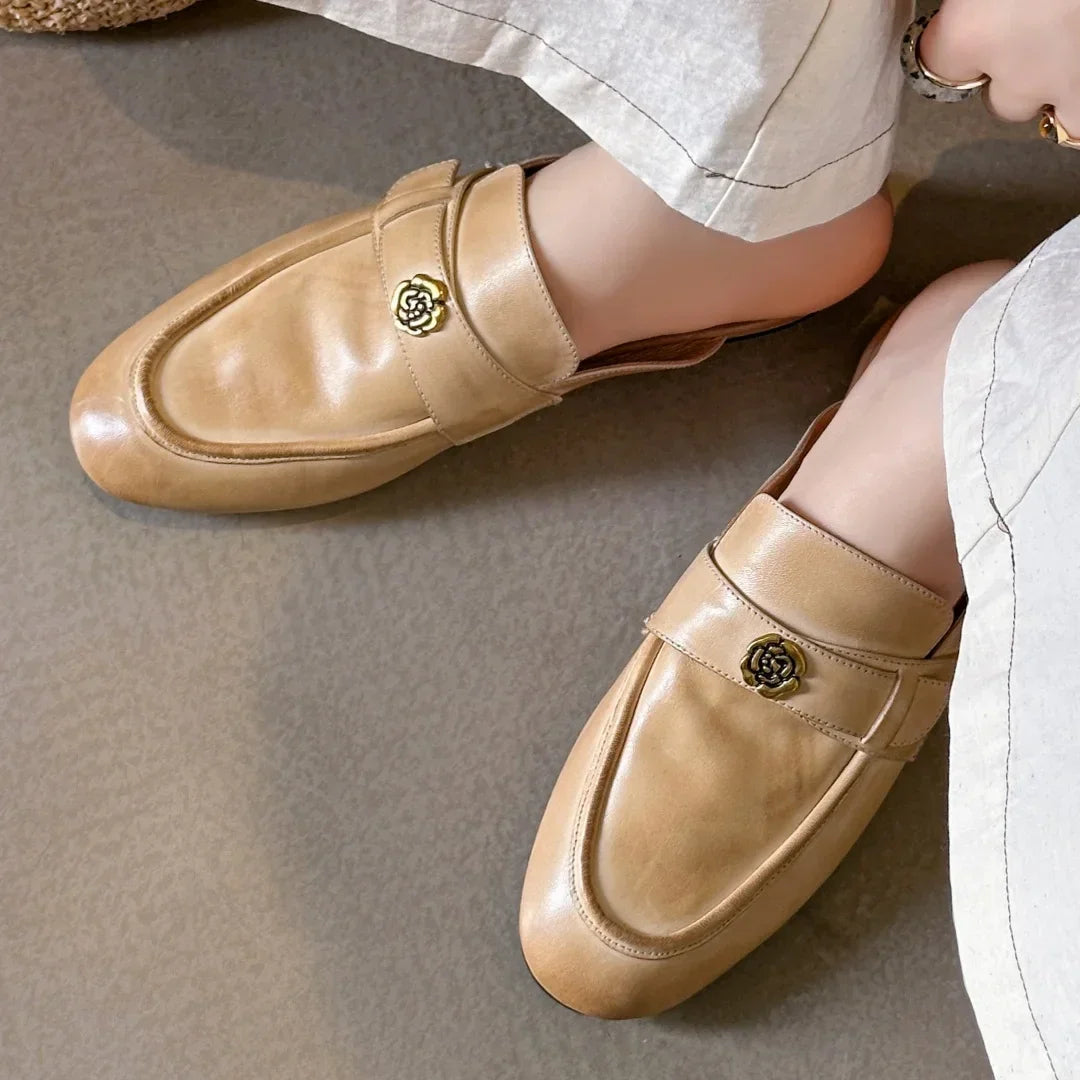 מוקסין ספרדי מהמם בגימור פרח ייחודי ללוק של אישה שיודעת להגיע למטרות שלה