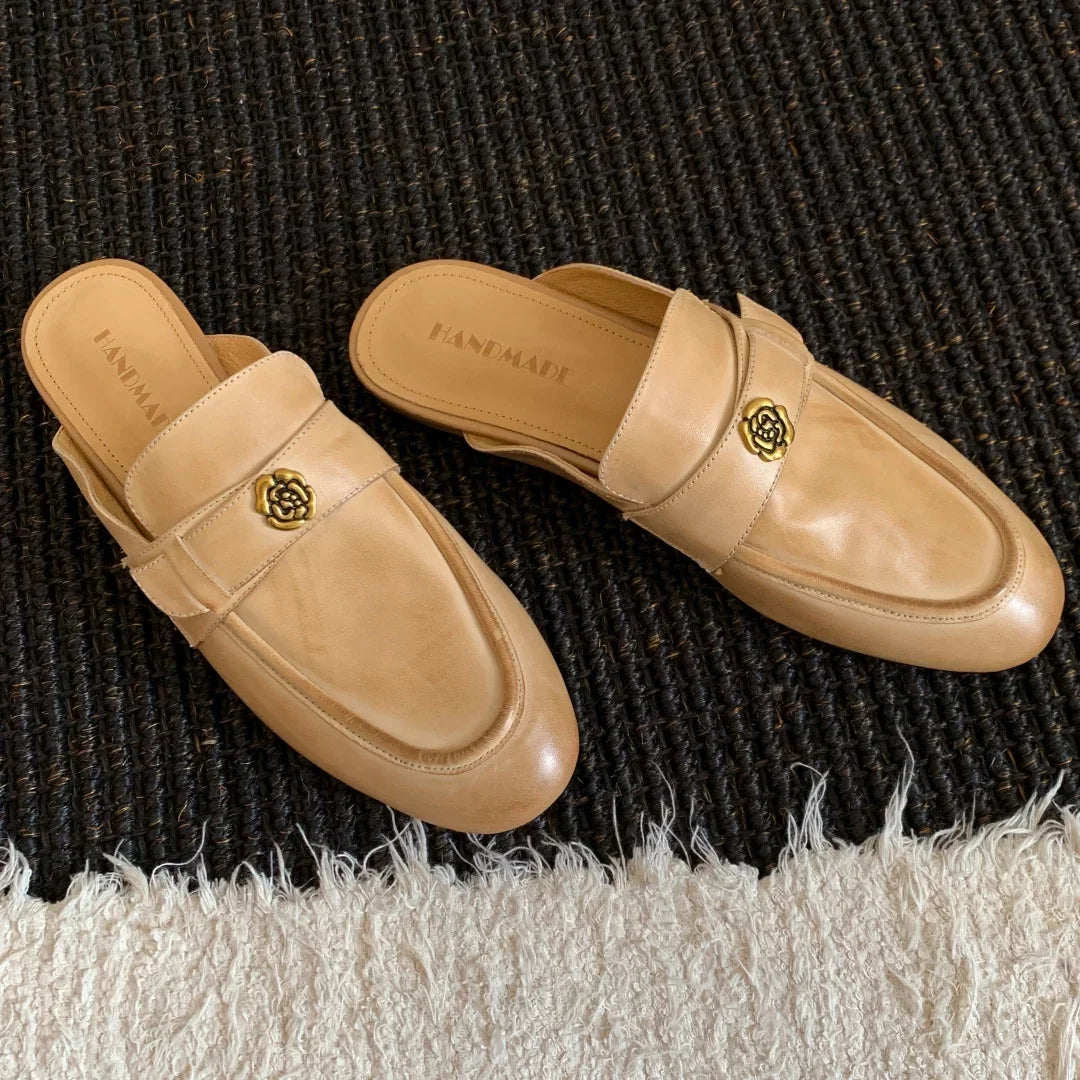 מוקסין ספרדי מהמם בגימור פרח ייחודי ללוק של אישה שיודעת להגיע למטרות שלה