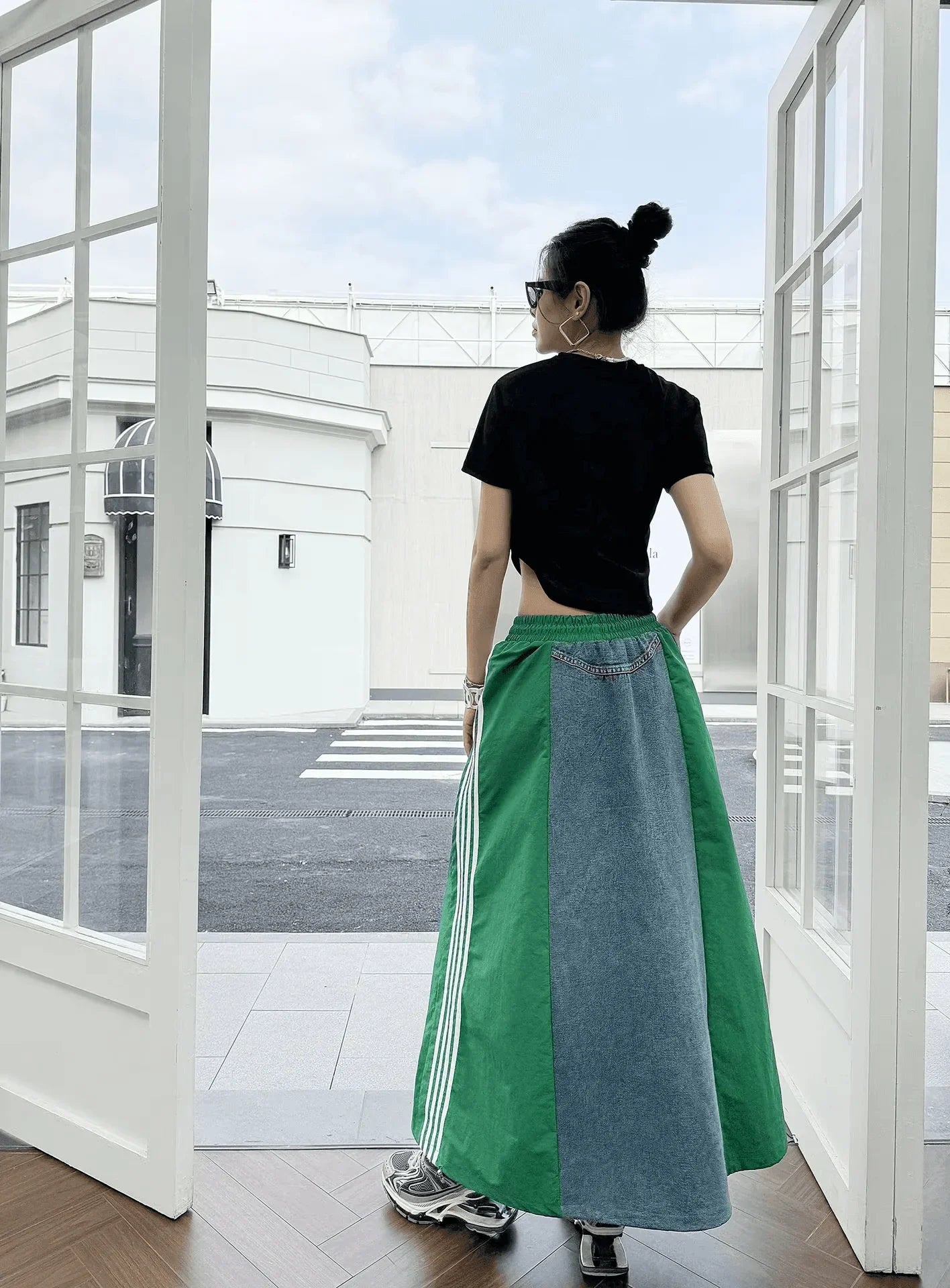 חצאית ג'ינס אופנתית בגימור אוברסחחז מהפנט ללוק של אישה עם נוכחות נפלאה