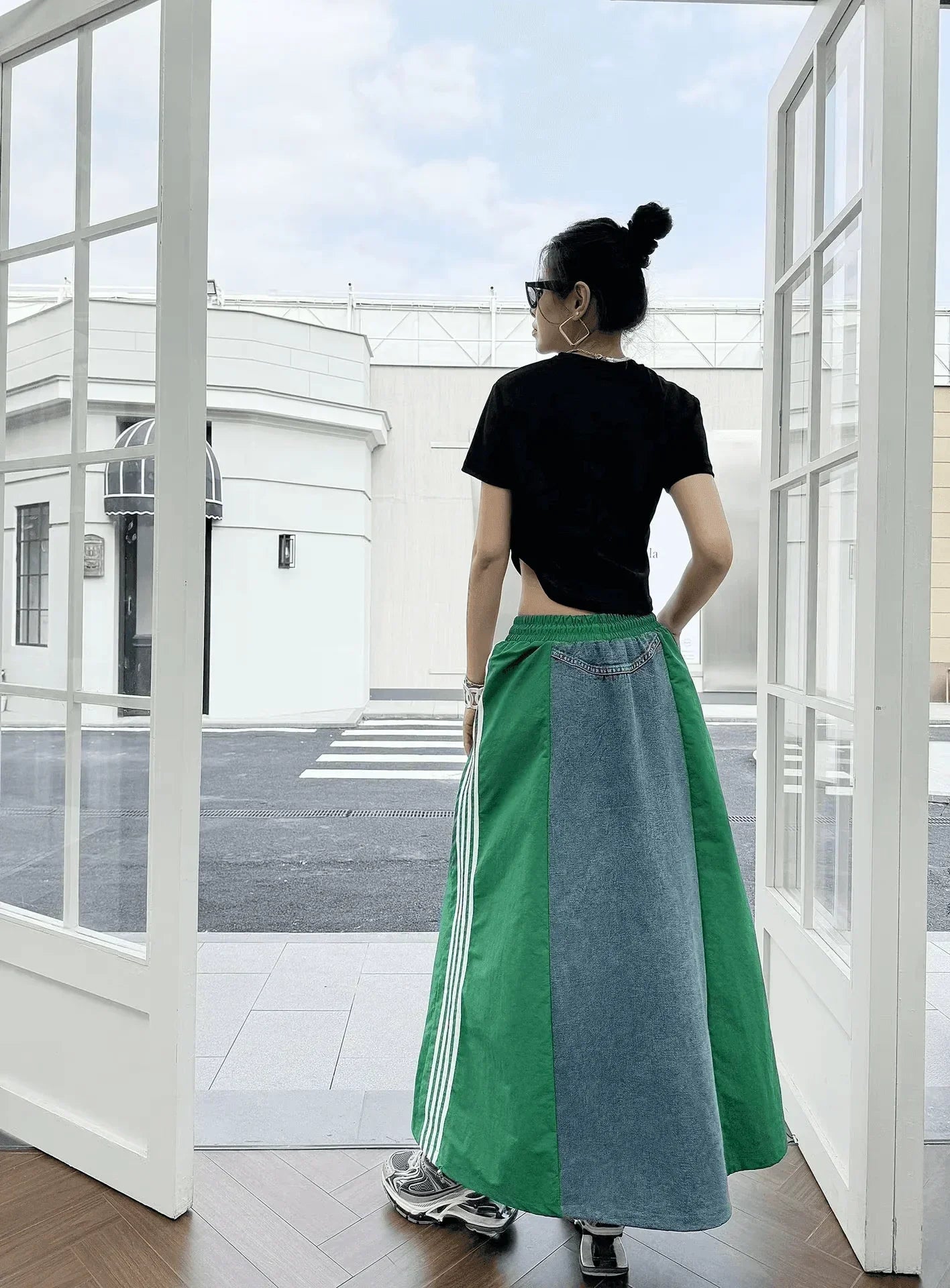 חצאית ג'ינס אופנתית בגימור אוברסחחז מהפנט ללוק של אישה עם נוכחות נפלאה