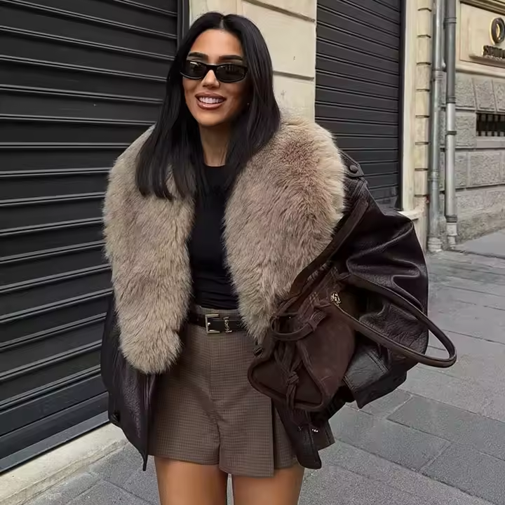 מעיל עור יוקרתי בגזרת אוברסייז ובגימור פרוותי משגע ללוק מהמם שלך