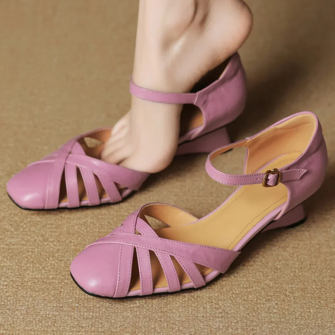 סנדל עור מאיטליה בגימור אתני מרשים לאישה נשית אופנתית וללוק מהפנט