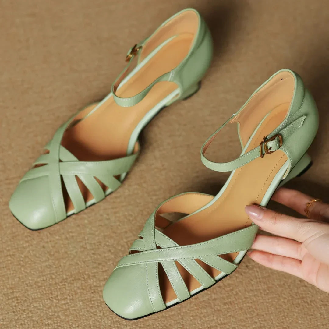 סנדל עור מאיטליה בגימור אתני מרשים לאישה נשית אופנתית וללוק מהפנט