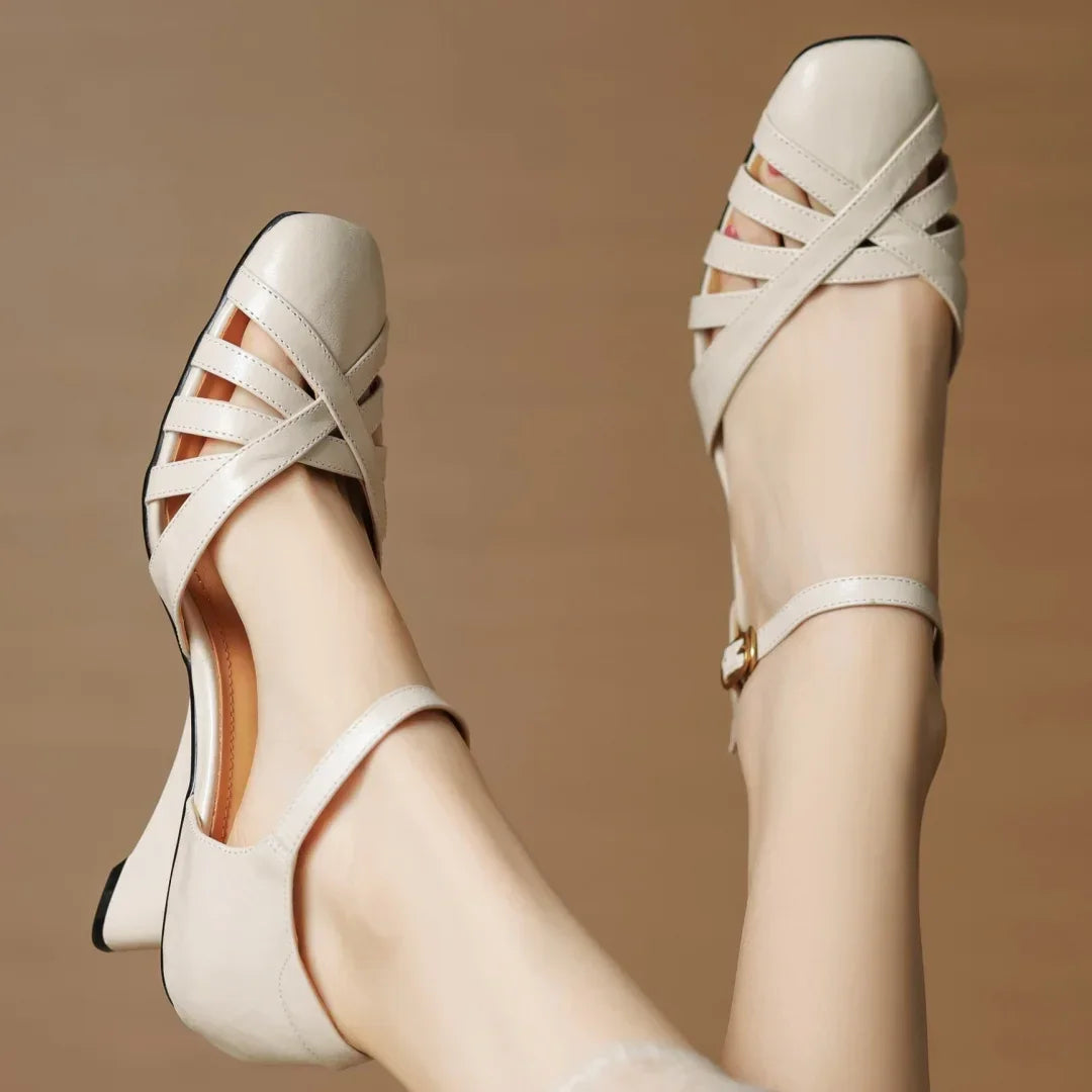 סנדל עור מאיטליה בגימור אתני מרשים לאישה נשית אופנתית וללוק מהפנט