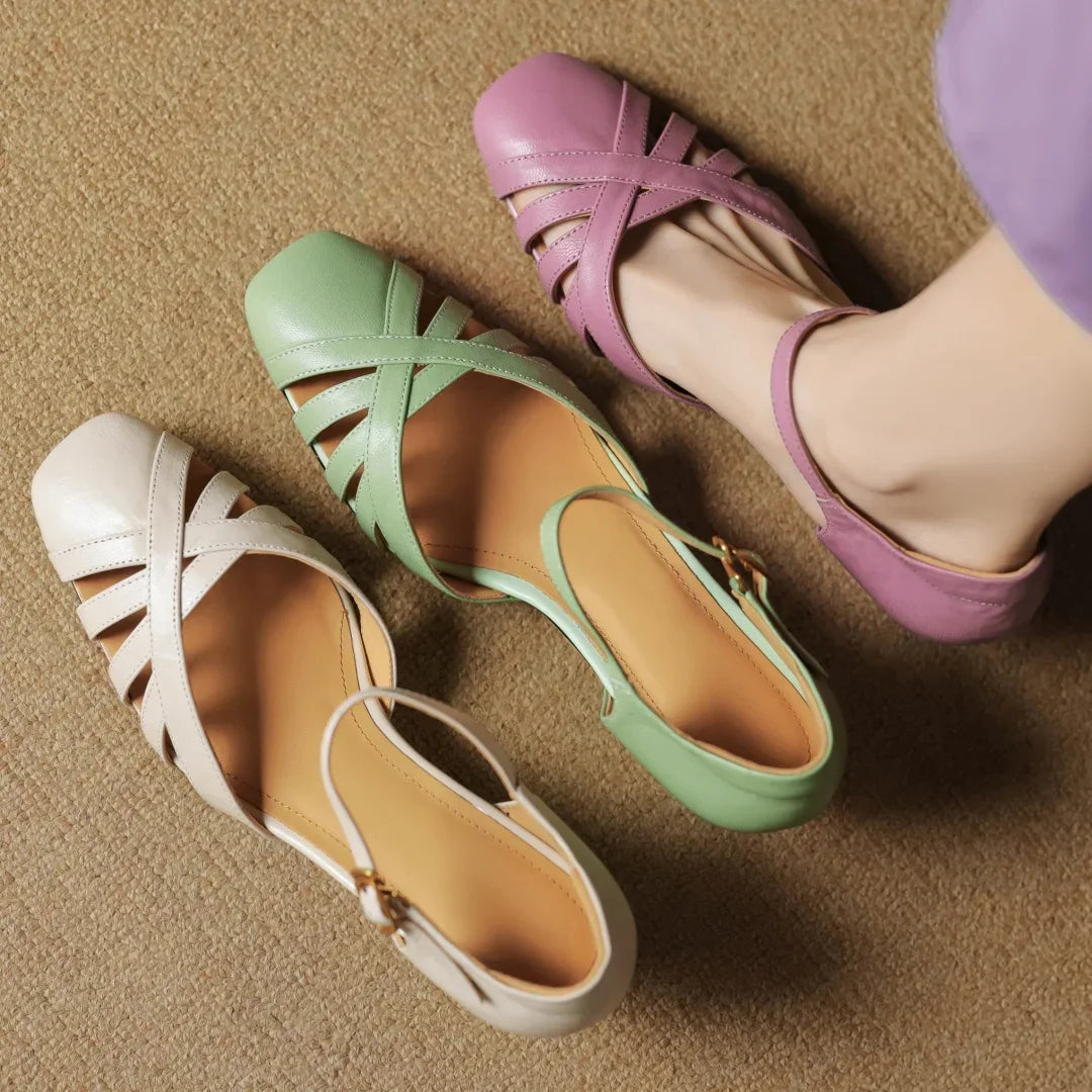 סנדל עור מאיטליה בגימור אתני מרשים לאישה נשית אופנתית וללוק מהפנט