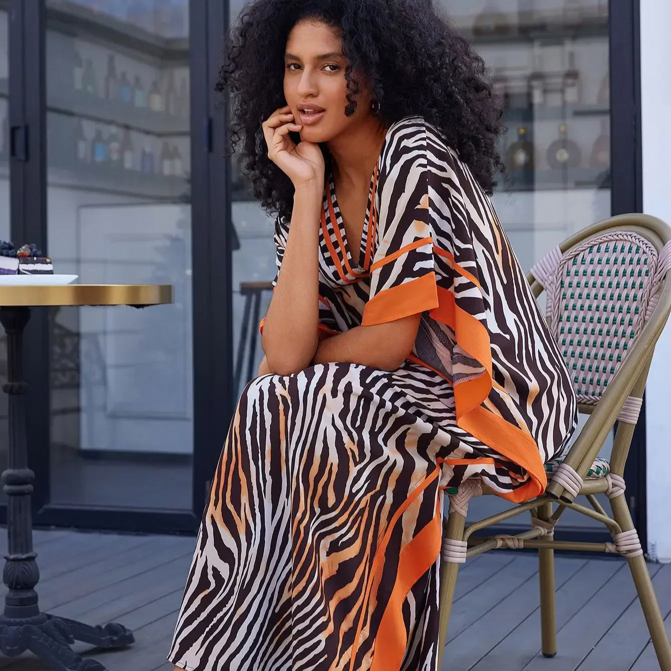 גלביה ארוכה בגימור חייתי מושקע ללוק נשי קליל ולהופעה של כוכבת