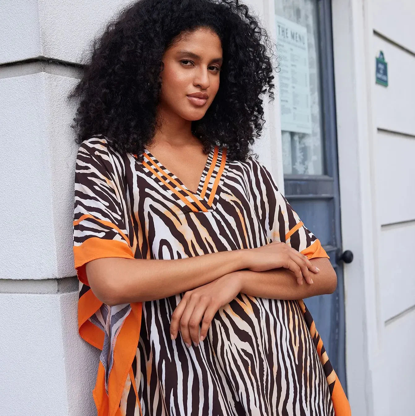 גלביה ארוכה בגימור חייתי מושקע ללוק נשי קליל ולהופעה של כוכבת