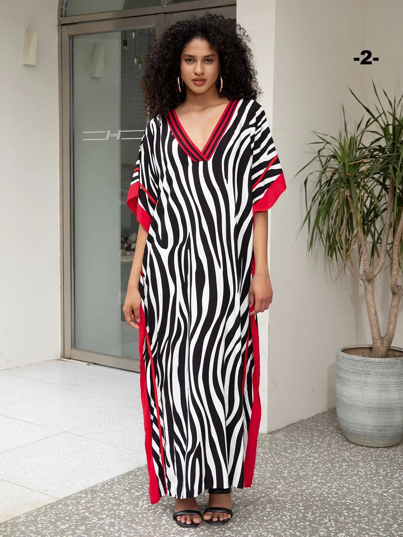 גלביה ארוכה בגימור חייתי מושקע ללוק נשי קליל ולהופעה של כוכבת