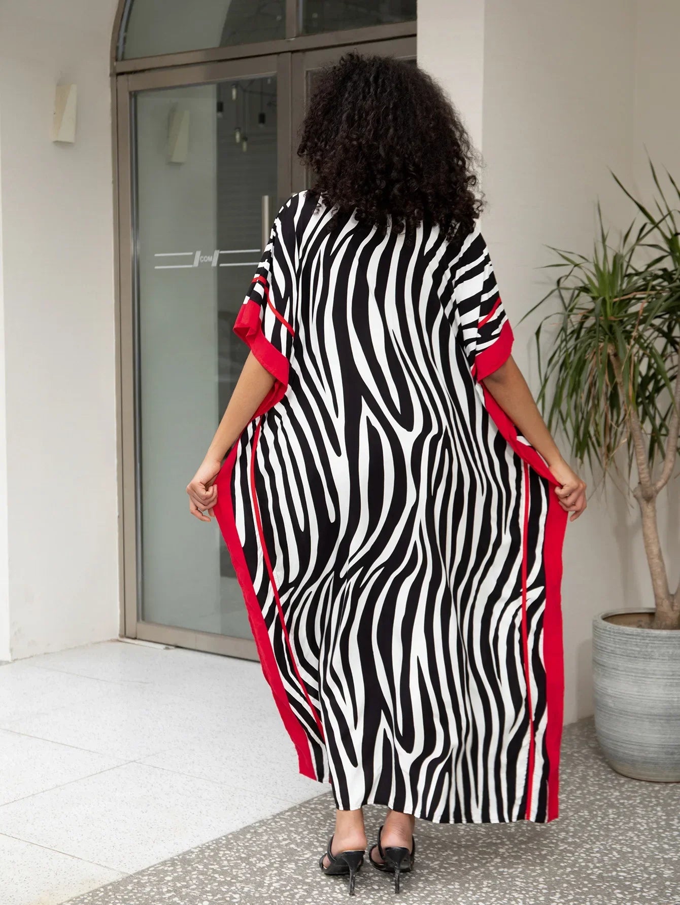 גלביה ארוכה בגימור חייתי מושקע ללוק נשי קליל ולהופעה של כוכבת