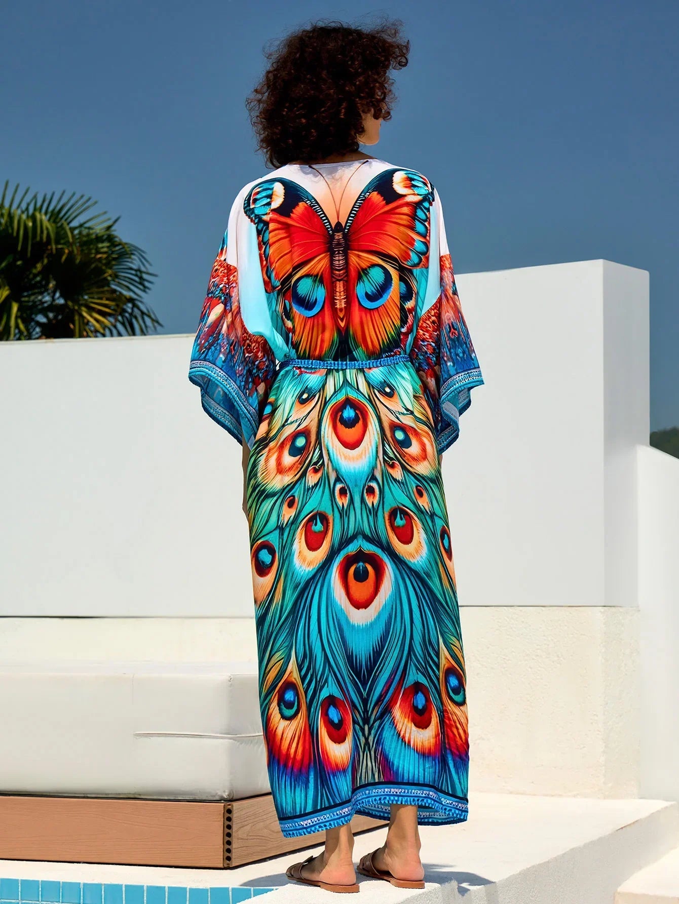 עליונית חוף מהממת שמתאימה גם מעל שמלה שחורה ללוק נשי מושך וללוק צבעוני