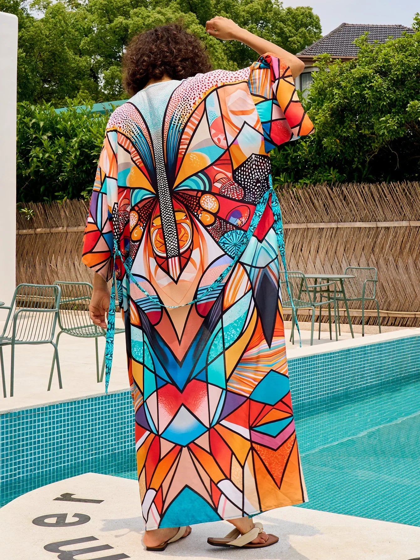 עליונית חוף מהממת שמתאימה גם מעל שמלה שחורה ללוק נשי מושך וללוק צבעוני