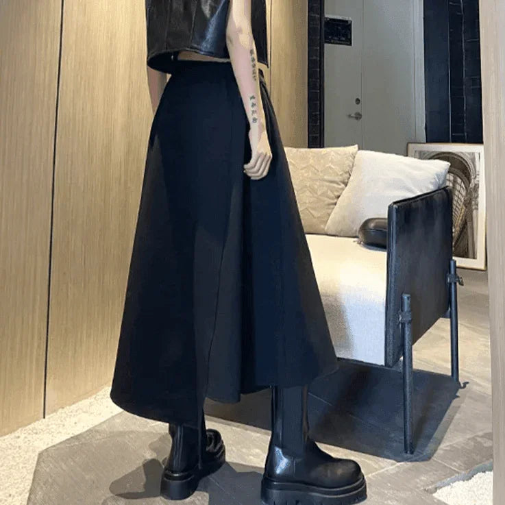 חצאית שחורה עם ריץ רץ בגימור אסימטרי מדליק ללוק נשי שובב ולהופעה מגניבה - לה איסלה