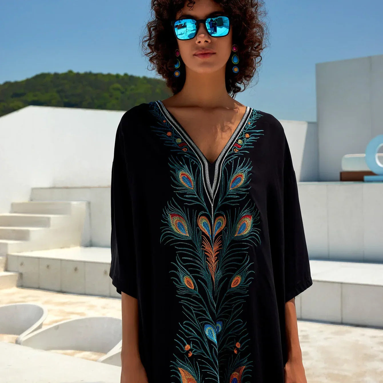 גלבית 'טווס' ממילאנו בגימור אופנתי מרהיב להופעה של אישה שלוקחת הכל בקלילות