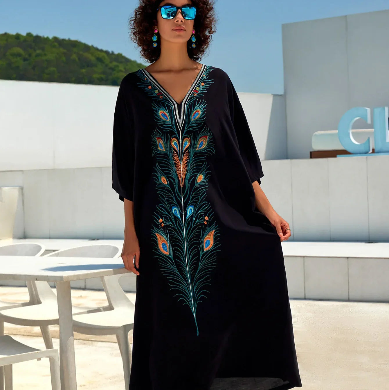 גלבית 'טווס' ממילאנו בגימור אופנתי מרהיב להופעה של אישה שלוקחת הכל בקלילות