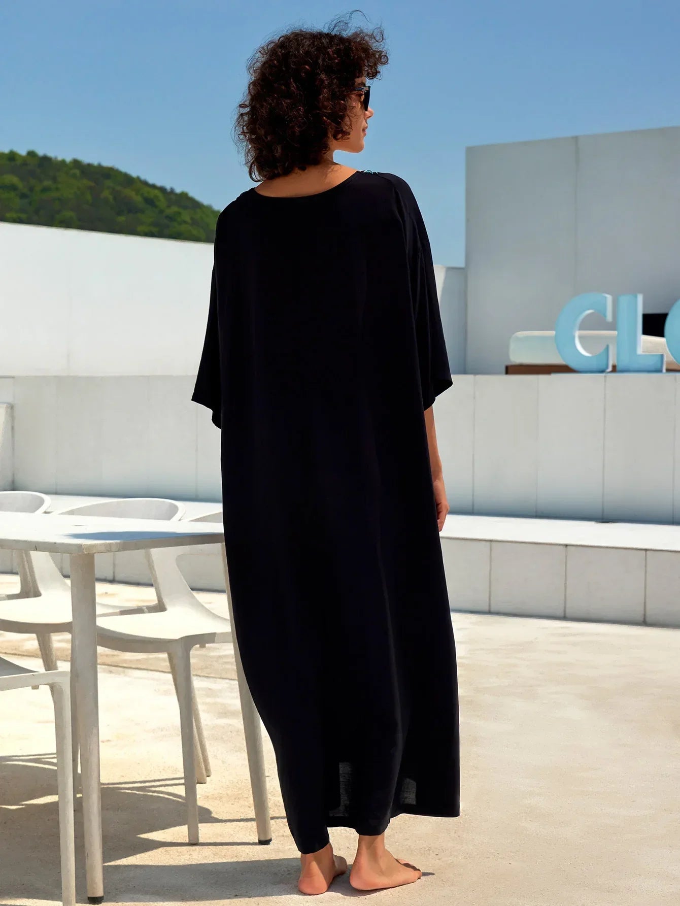 גלבית 'טווס' ממילאנו בגימור אופנתי מרהיב להופעה של אישה שלוקחת הכל בקלילות